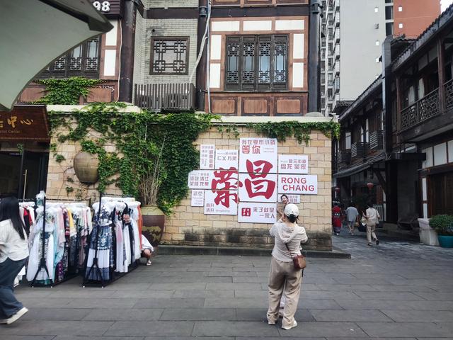 重庆荣昌人造网红景点，节后不降温游人如织，网红直播区最闹热