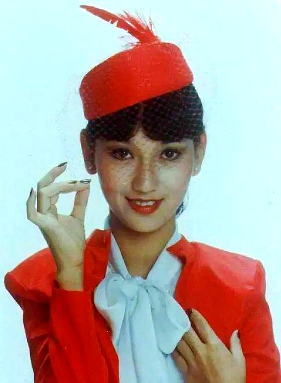 71岁赵雅芝北京走秀	，脸垮皮松满是皱纹，网友直呼比董明珠还老