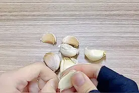 把大蒜丢末进花盆里，花卉像打了激素，不黄叶不烂根，叶片肥绿图片