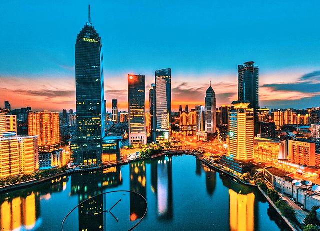 同样为长江中游的城市，岳阳为何没有发展成为武汉一样的大城市？