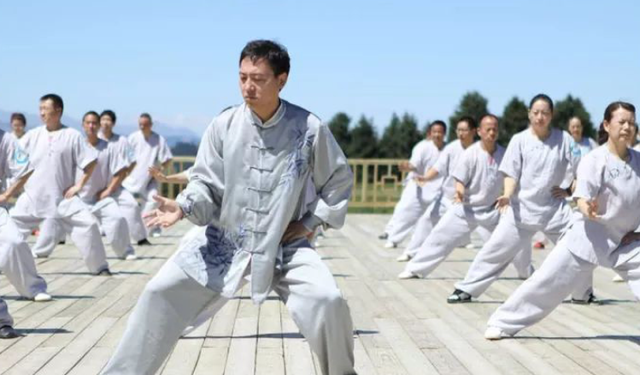 练拳总耸肩夹肘？4步做到真沉肩坠肘，劲不卡脖子。