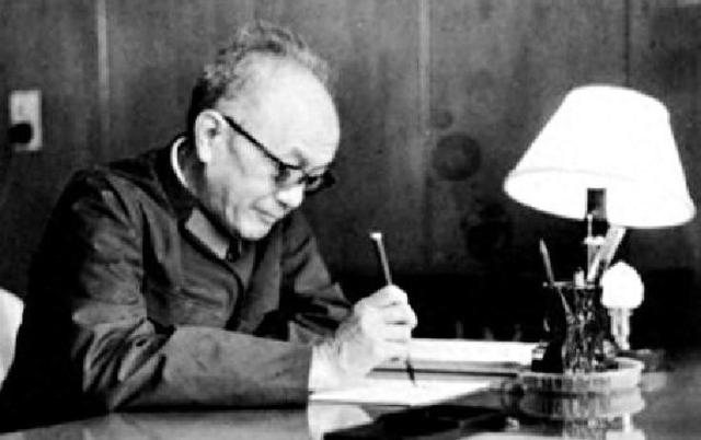 他因毛主席遭错误批判18年，晚年坦言：没有人比毛主席更高明