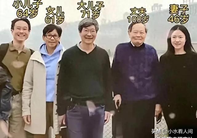 杨振宁葬礼今日举行！遗体覆盖国旗，不是儿子捧遗像，翁帆站首位