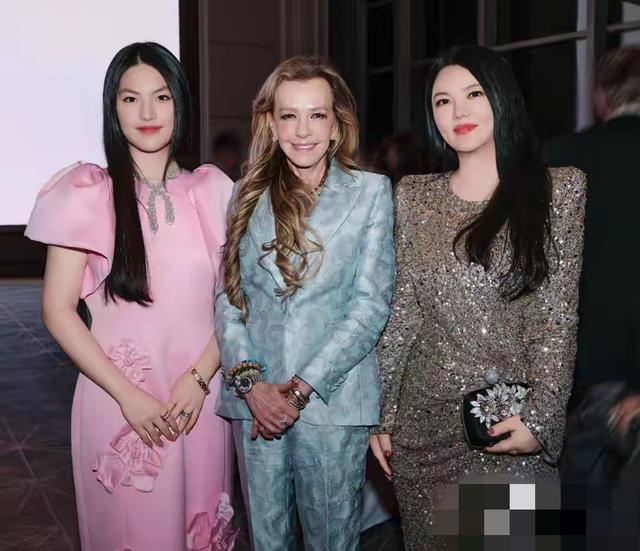 李湘一家现身哈尔滨参加聚会，李湘瘦出小蛮腰，何超琼也去了