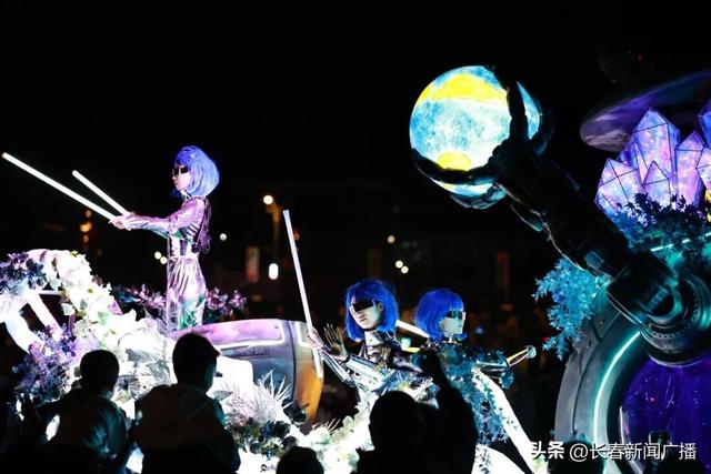 国潮花车巡游： 流动舞台演绎城市故事