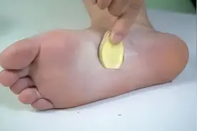 脚底贴姜片睡一晚，不出3周2个好处找上门，早知早受益！图片
