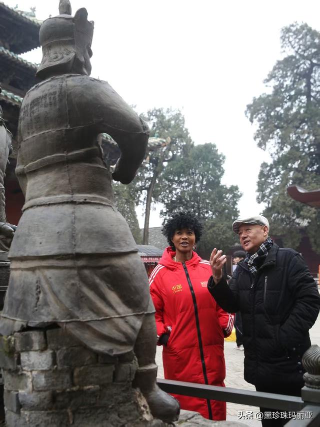 黑珍珠玛利亚到访运城 朝圣关帝庙传中非情谊