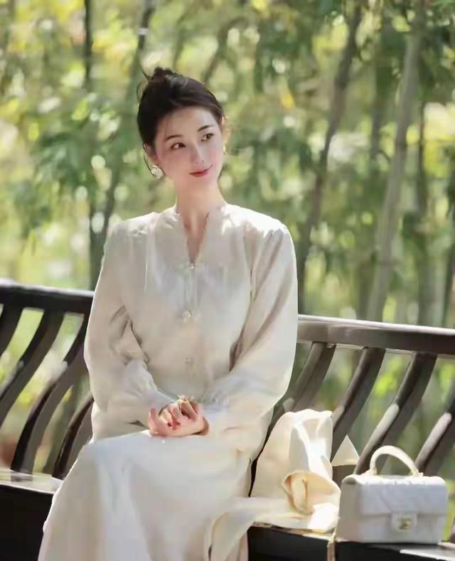 徐州一佳人仙姿玉色，堪称上帝吻过的容颜，美得让人移不开眼