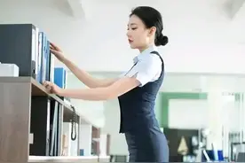 **丝滑美腿与高跟鞋的绝美写真**图片