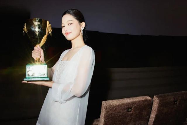 巩俐叶德娴之后就是她	，辛芷蕾凭什么封后？曾被骂“想红写脸上”