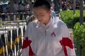 走红！“厅里厅气”的人大附中女孩，走出考场太沉稳图片