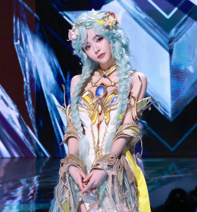 走路摇cos貂蝉，身穿白色衣裙，头戴粉色珠钗，造型超级温婉