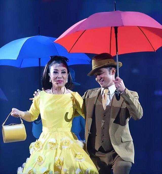 77岁还能压轴上央视春晚，无儿无女拼命赚钱，却有人给她磕头拜年