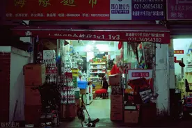 善良超市老板娘竟被邻居如此利用，人性贪婪令人咋舌！图片