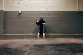 心理学揭秘：焦虑与抑郁的根源竟藏于大脑结构的悄然改变！图片