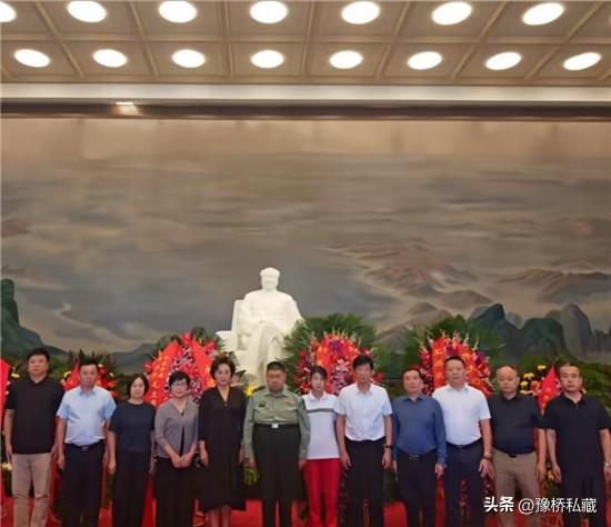 懂事的毛甜懿搀扶着父亲，前往毛主席纪念堂祭奠，刘滨黑色着装！