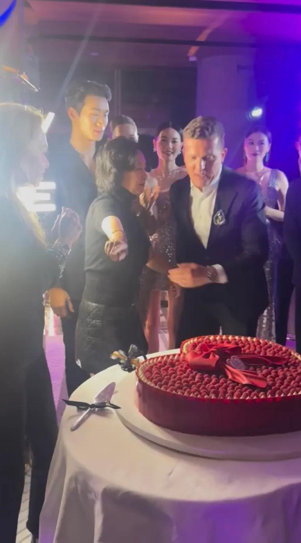 何超琼和萧邦总裁一起切蛋糕，李湘和王诗龄坐角落，阶层差距明显