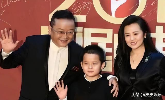 事实证明，被传卖掉上亿豪宅移民美国的王刚，已经走上另一条大道