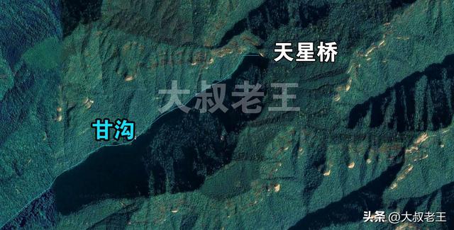 贵州赤水金沙甘沟天星桥，多处瀑布奔流在3公里长的万丈丹霞绝壁