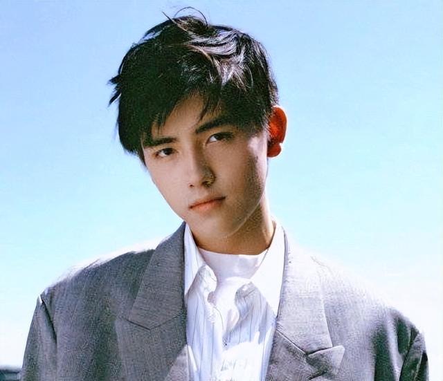长得太美被导演占为己有，4年后生下大明星儿子，16就开始争光了