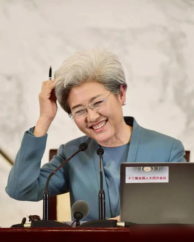 等我老了也要像傅莹这样打扮：白发不染、首饰不戴金，到老都优雅