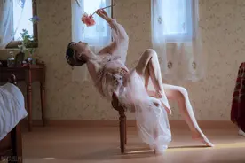 搞定中年女人，不需要用嘴哄而是要实际行动，金钱只是敲门砖图片