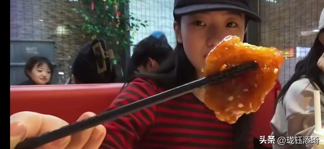 19岁日本女孩杭州独自旅行,我无语了!没想到是个吃货