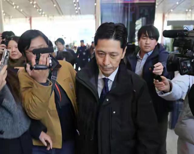 日本要求中国解释双手插兜！中方回应：现场多数是日本媒体