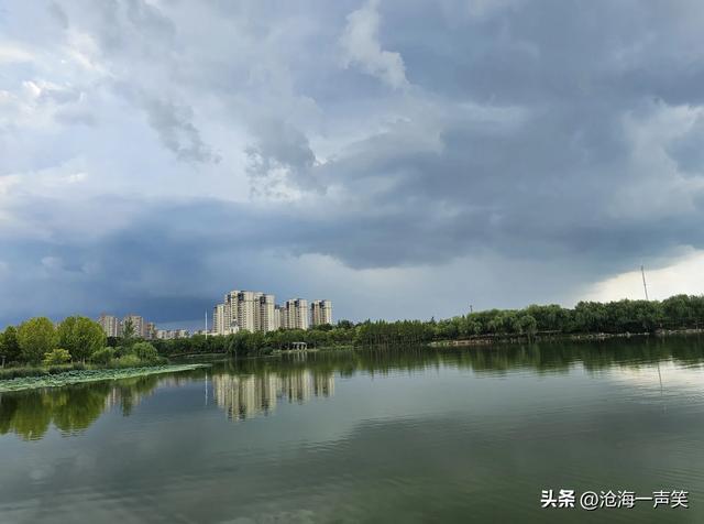 醉美的景色，蓝天白云，绿树倒影，高楼映影，醉了爱了乐了美了
