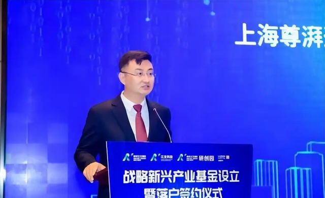 一个都跑不掉！华为600万年薪高管，带13人偷芯片，如今下场解气