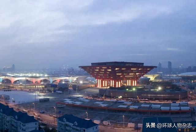 他把30万同胞的血泪，刻在大地上