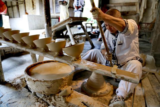 江西景德镇古窑区满地都是名贵瓷器，漂亮养眼逗人爱，没人敢碰瓷