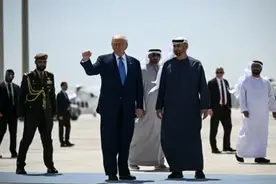 特朗普访阿联酋，获赠一滴石油图片
