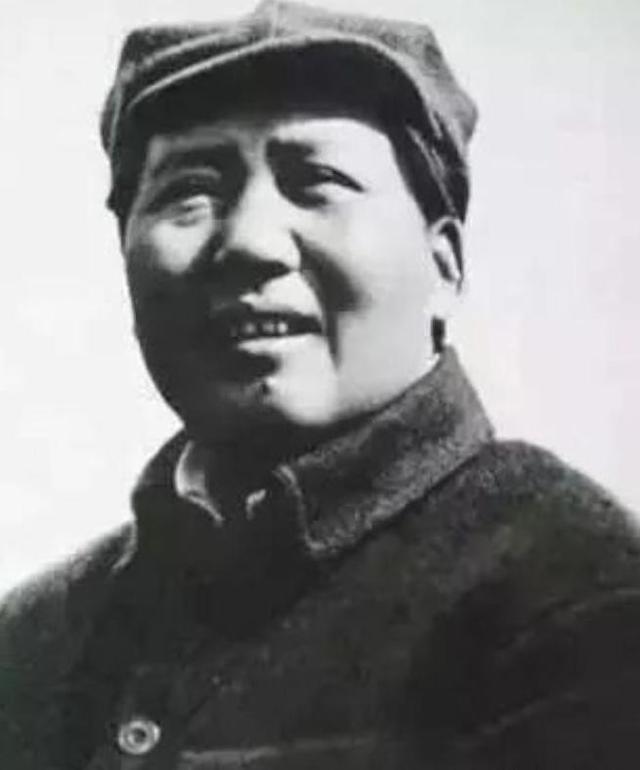 为何天安门不悬挂毛主席的照片，反倒要挂主席的画像？