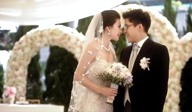 霍启刚没想到，44岁郭晶晶再传喜讯，让霍震霆和香港阔太圈沉默了