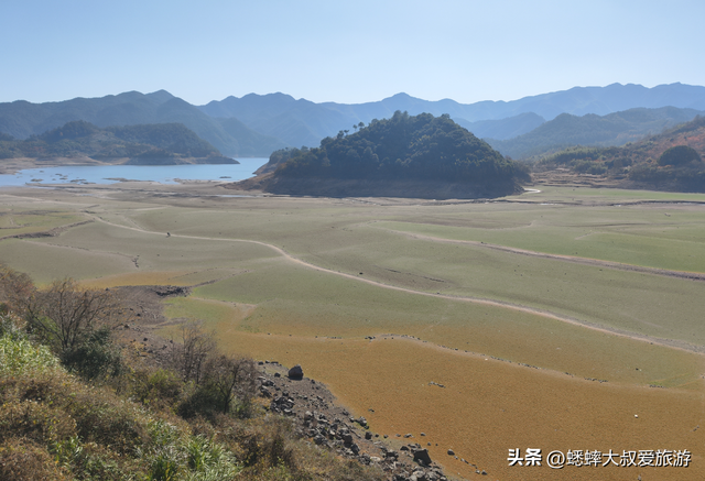 被誉“浙江小伊犁”的人工湖亮了，超级治愈，免费且能拍电影大片