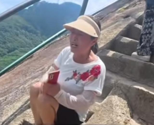 凤凰山51岁男子坠崖，妻子目睹全过程，死亡画面曝光，坐栏杆摔下