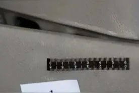 损友吃苦果！男子趁朋友睡着竟偷开车兜风，凌晨撞上公交车站。警方：无证驾驶，行拘20日，另罚款且赔偿图片