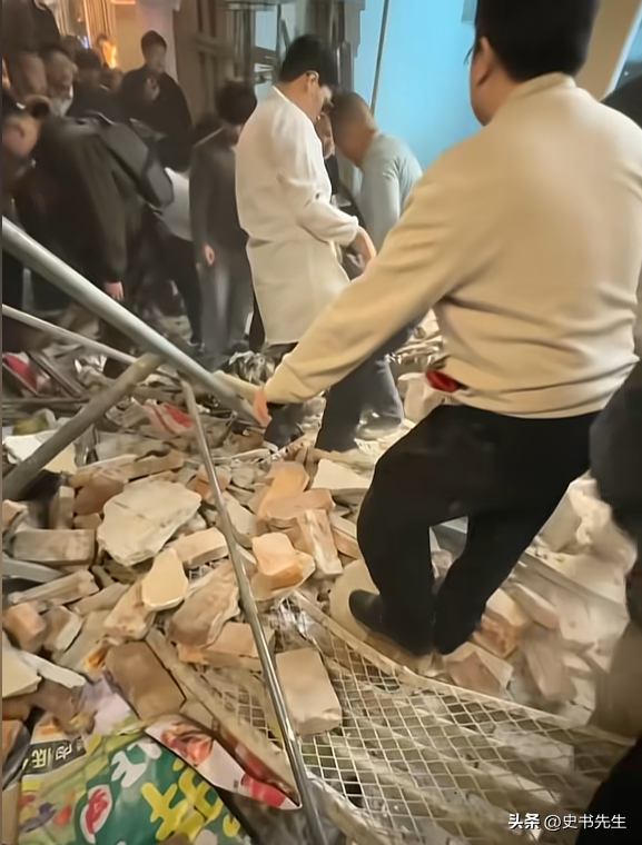 长沙潮宗街突发意外！装修墙体倒塌，四人被埋废墟，众人徒手救援