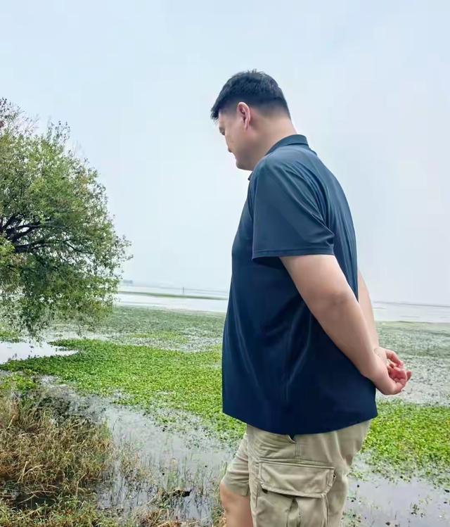 姚明和女儿现身苏州老家，感觉他们俩不怎么像，特别是走路的样子