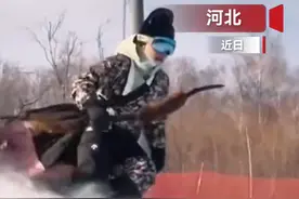 滑雪爱好者身穿汉服驰骋雪场图片