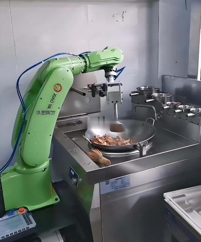 无人厨房？炒菜机器人来了，菜品稳定成本还低，老师傅要下岗？