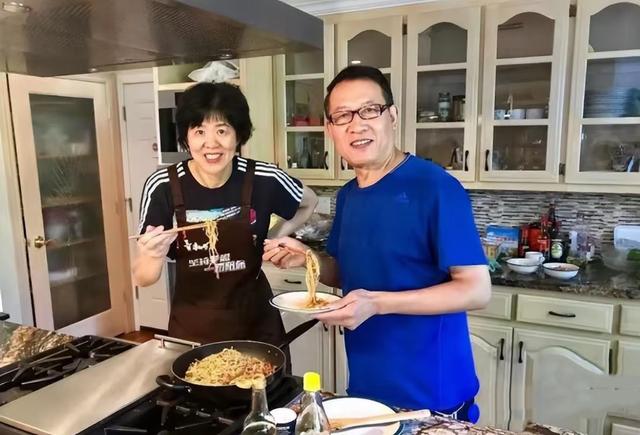 64岁郎平京郊钓鱼，穿一身运动装年轻显瘦，脸不僵了、表情更慈祥