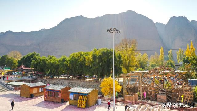 以金黄为主色调的秋日景泰龙湾