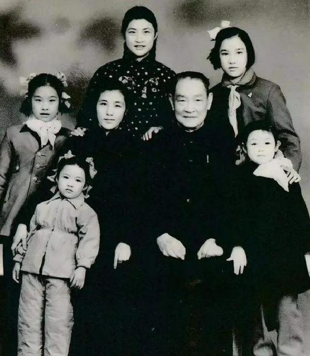 17岁嫁54岁将军，婚后32年怀孕16次，死后葬在八宝山，她是谁？