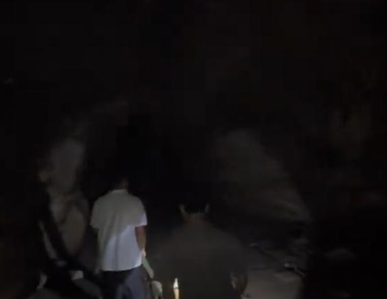 重庆酉阳惊现神奇风洞，冷风吹得人起鸡皮疙瘩，内有暗河却没尽头