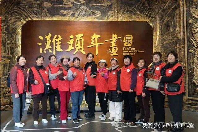 最美水杉林里志愿红