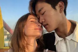 我农村人，跟白俄姑娘网恋1年，首次见面住进出租屋，感觉像家人图片