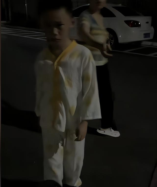 家长联手警察给迷恋手机男孩上了一课