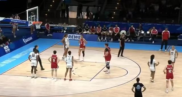 大喜讯！中国女篮81-69大胜美国，成功卫冕，宫鲁鸣陷入尴尬